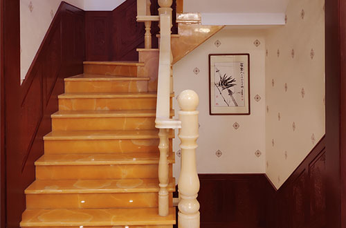 衡南中式别墅室内汉白玉石楼梯的定制安装装饰效果