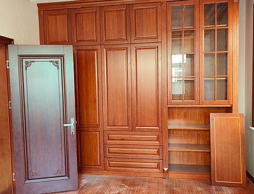 衡南中式家庭装修里定制的实木衣柜效果图